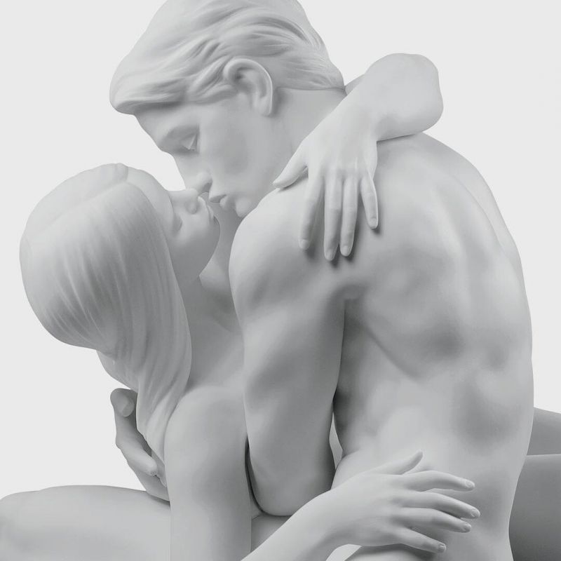 statua bacio appassionato  bianco